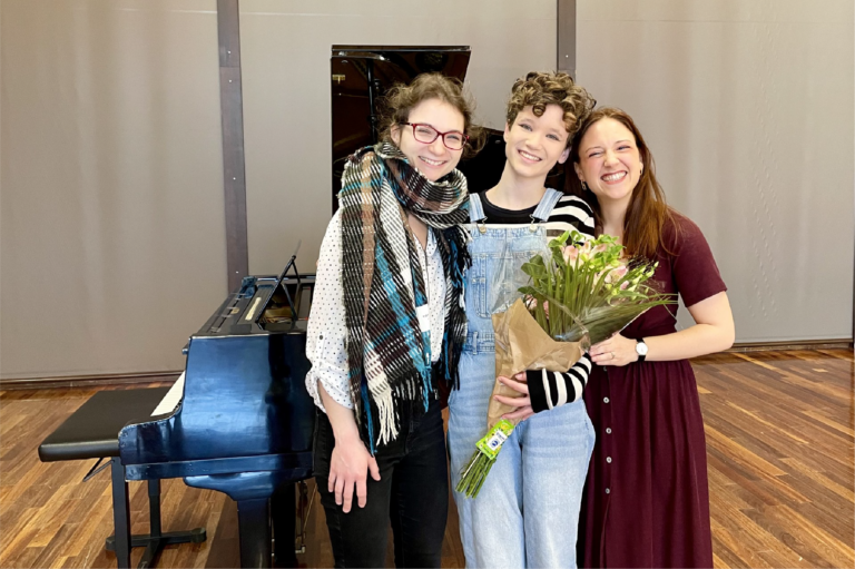 Pédagogie - Enseignement Alice Grandjean et deux élèves.